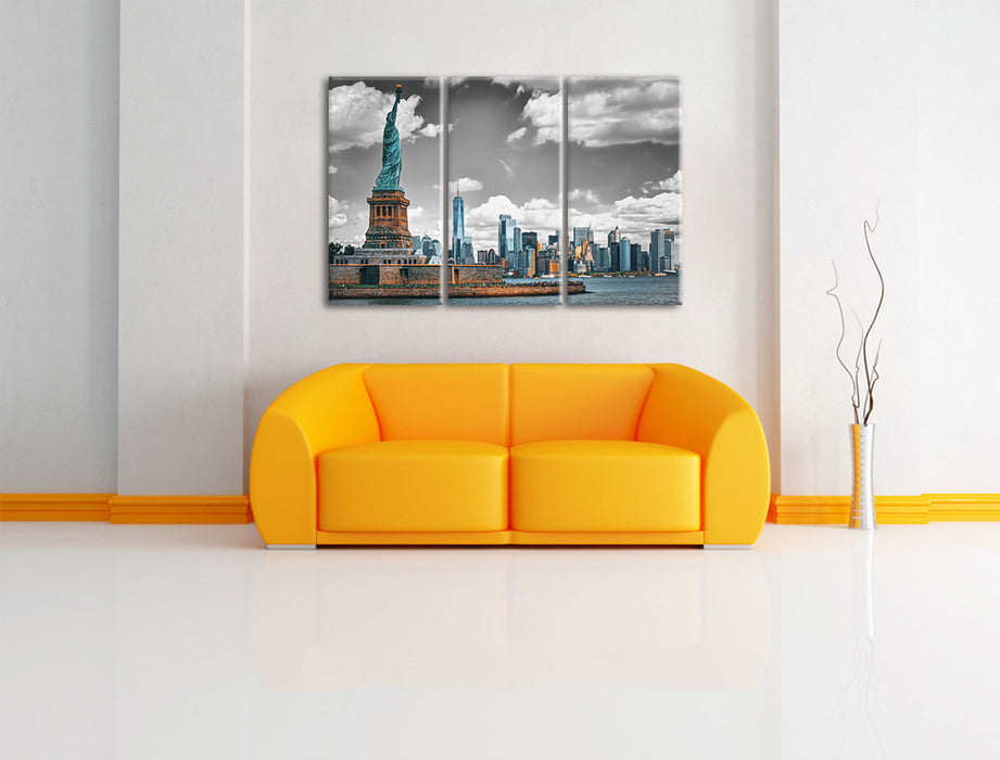 Freiheitsstatue mit New Yorker Skyline B&W Detail Leinwanbild Wohnzimmer 3Teilig