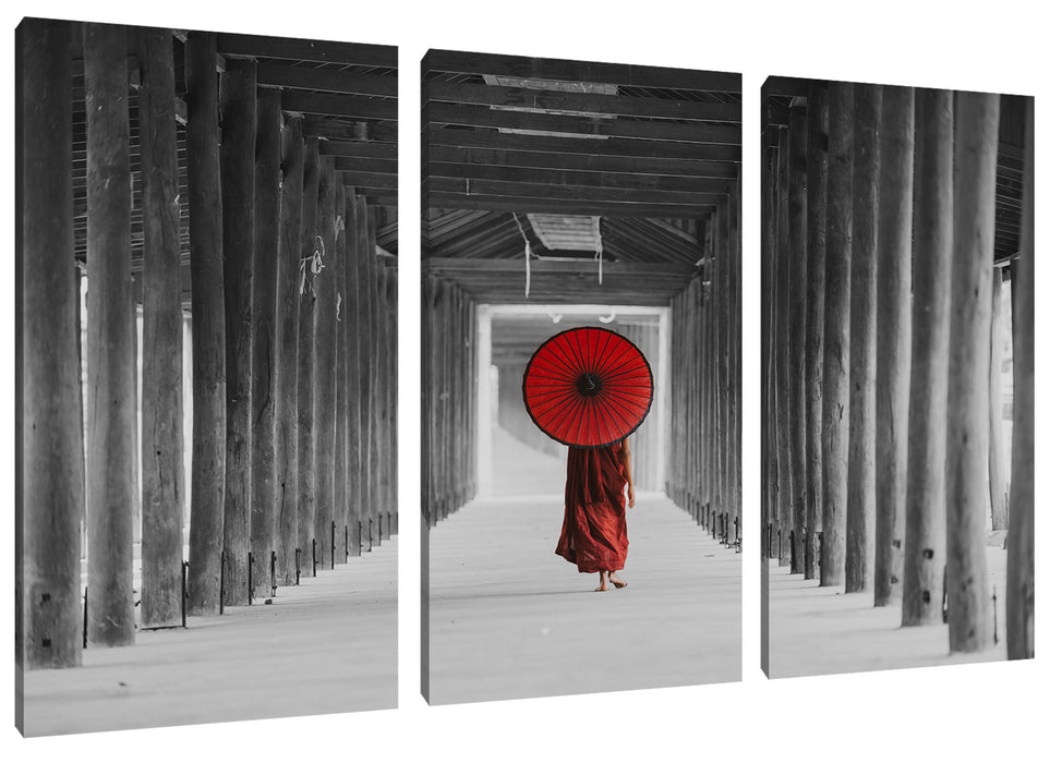 Mönch mit rotem Schirm im Tempelgang B&W Detail Leinwanbild 3Teilig