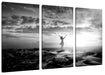 Frau begrüßt den Sonnenaufgang am Meer, Monochrome Leinwanbild 3Teilig