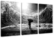 Hohe Wellen um Menschen mit Regenschirm, Monochrome Leinwanbild 3Teilig