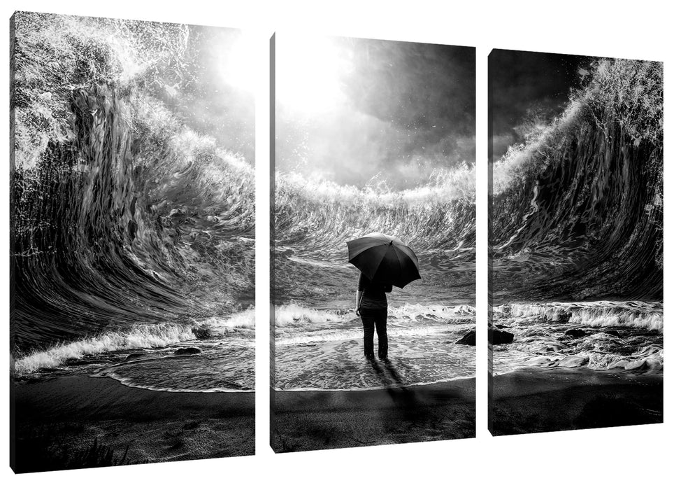 Hohe Wellen um Menschen mit Regenschirm, Monochrome Leinwanbild 3Teilig