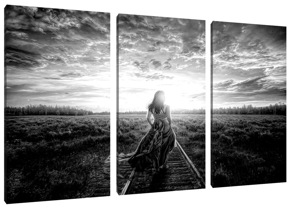 Frau auf Schienen bei Sonnenuntergang, Monochrome Leinwanbild 3Teilig