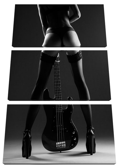 Frau in Spitzenstrümpfen mit Gitarre, Monochrome Leinwanbild 3Teilig