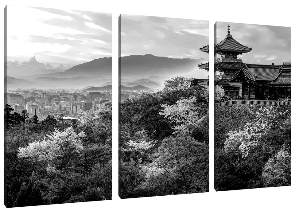 Japanischer Tempel vor nebeliger Stadt, Monochrome Leinwanbild 3Teilig