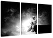 Lesender Astronaut auf Vorsprung vor Galaxie, Monochrome Leinwanbild 3Teilig