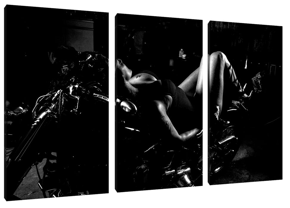 Sexy Frau räkelt sich auf Motorrad, Monochrome Leinwanbild 3Teilig