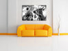 Nahaufnahme Kuh mit Sonnenblume im Maul, Monochrome Leinwanbild Wohnzimmer 3Teilig