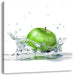 Grüner Apfel fällt in Wasser Leinwandbild Quadratisch