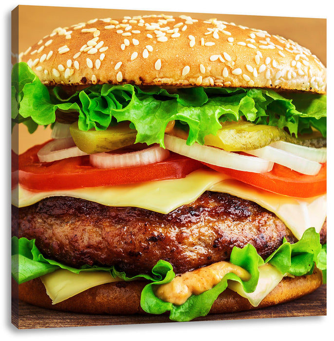 Köstlicher Burger auf Holztisch Leinwandbild Quadratisch