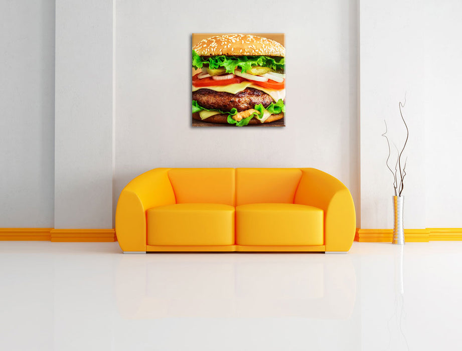 Köstlicher Burger auf Holztisch Leinwandbild Quadratisch über Sofa