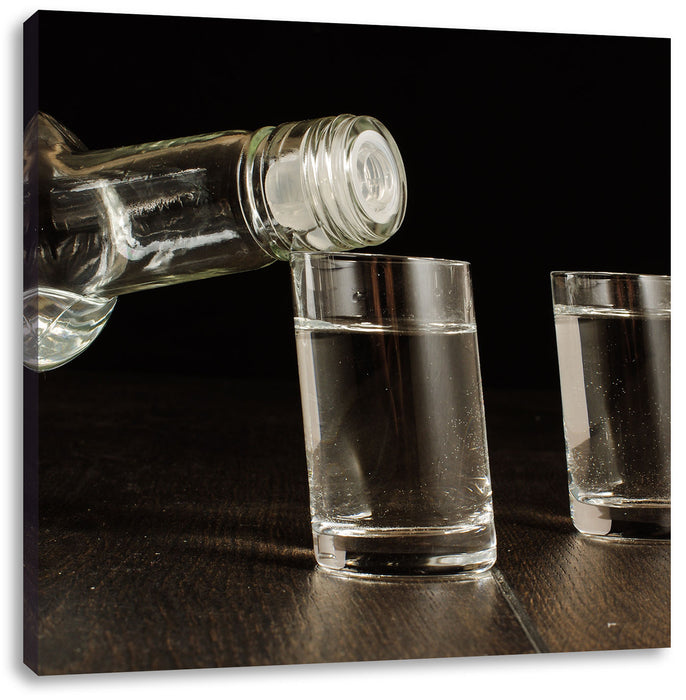 Vodka wird eingeschenkt Leinwandbild Quadratisch