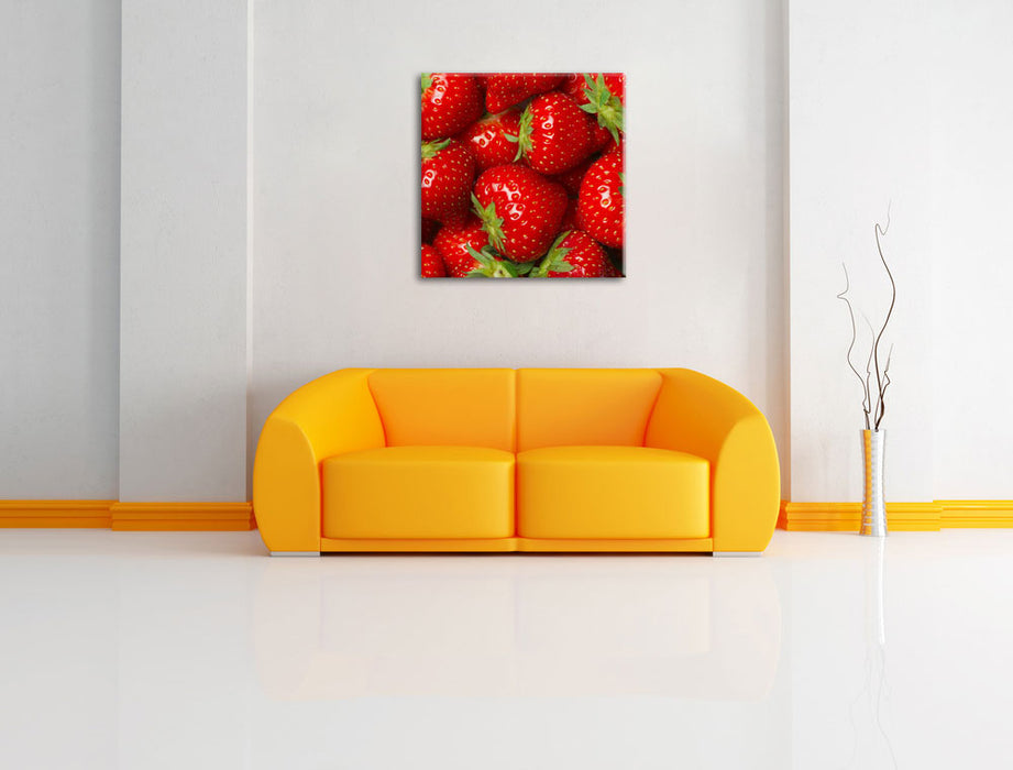 Leckere frische Erdbeeren Leinwandbild Quadratisch über Sofa