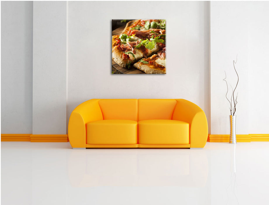 Köstliche italienische Pizza Leinwandbild Quadratisch über Sofa