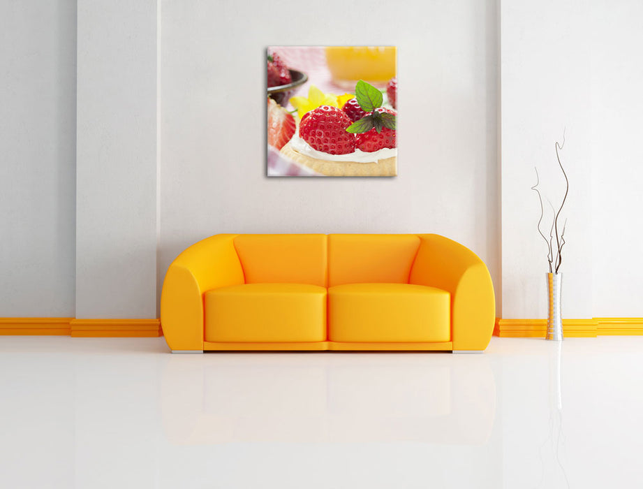 Leckere Erdbeertörtchen Leinwandbild Quadratisch über Sofa