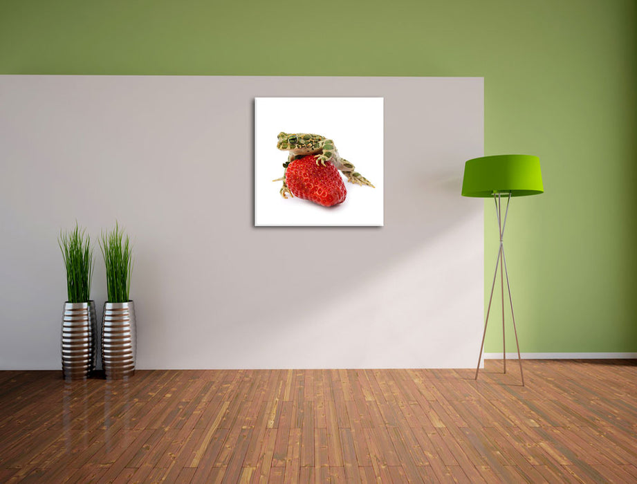 Kleiner Frosch sitzt auf Erdbeere Leinwand Quadratisch im Flur
