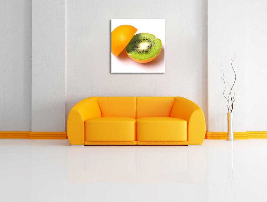 Leckere Kiwi mit Orangenschale Leinwandbild Quadratisch über Sofa