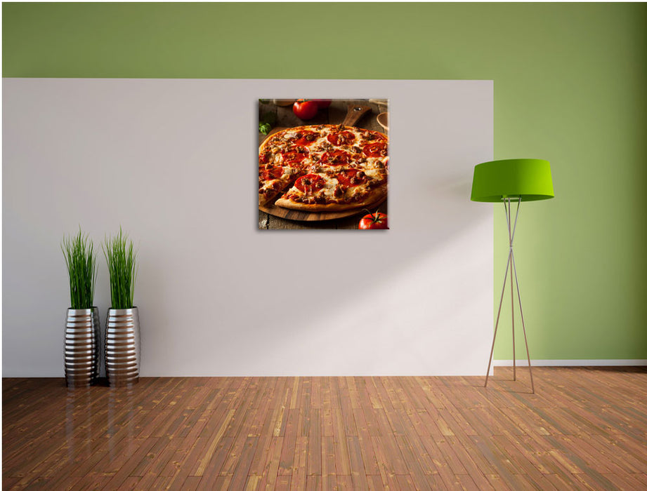 Pizza mit Salami und Tomaten Leinwand Quadratisch im Flur