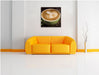 Cappucino zwischen Kaffeebohnen Leinwandbild Quadratisch über Sofa