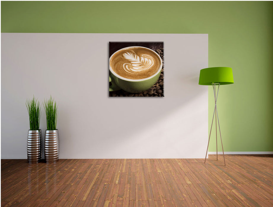 Cappucino zwischen Kaffeebohnen Leinwand Quadratisch im Flur