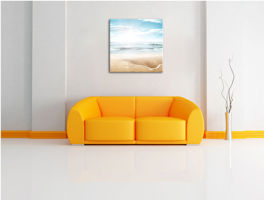 Wunderschöner weißer Sandstrand Leinwandbild Quadratisch über Sofa