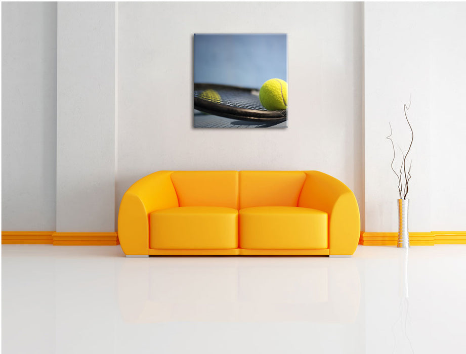 Tennischläger mit Bällen Leinwandbild Quadratisch über Sofa