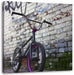 Fahrrad vor Graffitiwand Leinwandbild Quadratisch