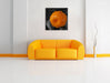 Orange mit Wassertropfen Leinwandbild Quadratisch über Sofa