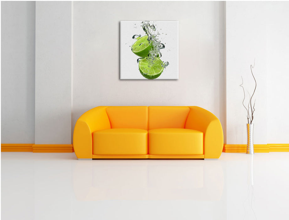 Leckere grüne Limetten im Wasser Leinwandbild Quadratisch über Sofa