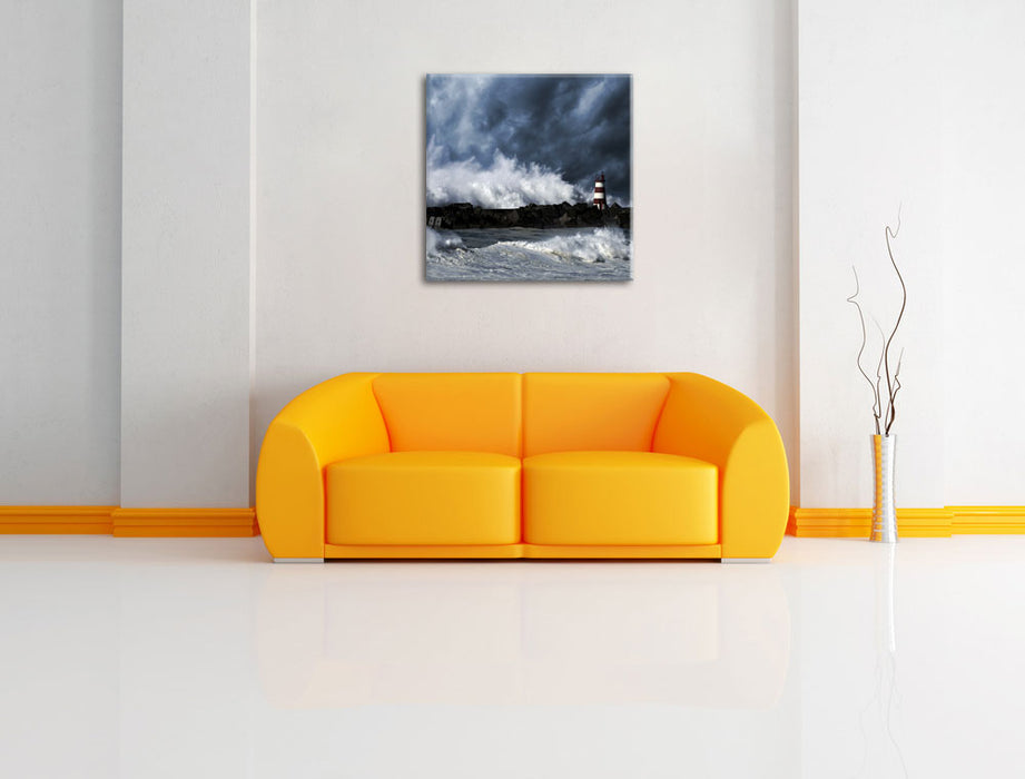 Tobendes Meer mit Leuchtturm Leinwandbild Quadratisch über Sofa