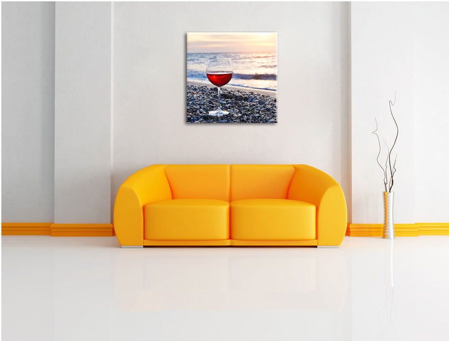 Weinglas am Strand Leinwandbild Quadratisch über Sofa