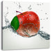 Köstlicher Apfel fällt ins Wasser Leinwandbild Quadratisch