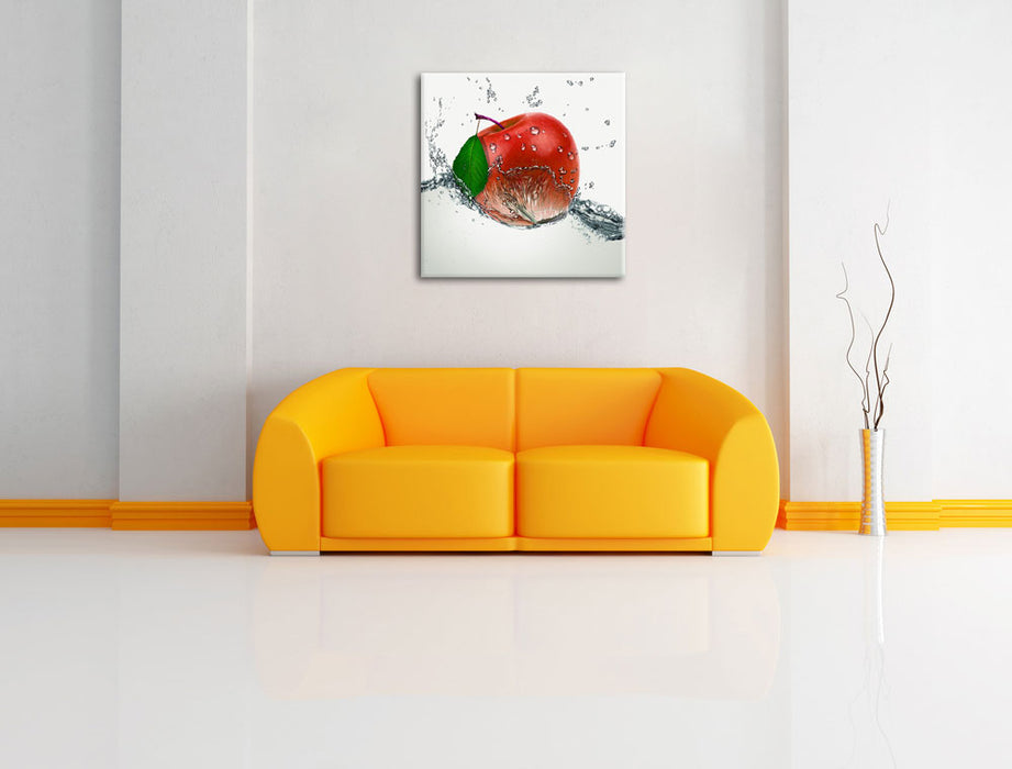 Köstlicher Apfel fällt ins Wasser Leinwandbild Quadratisch über Sofa
