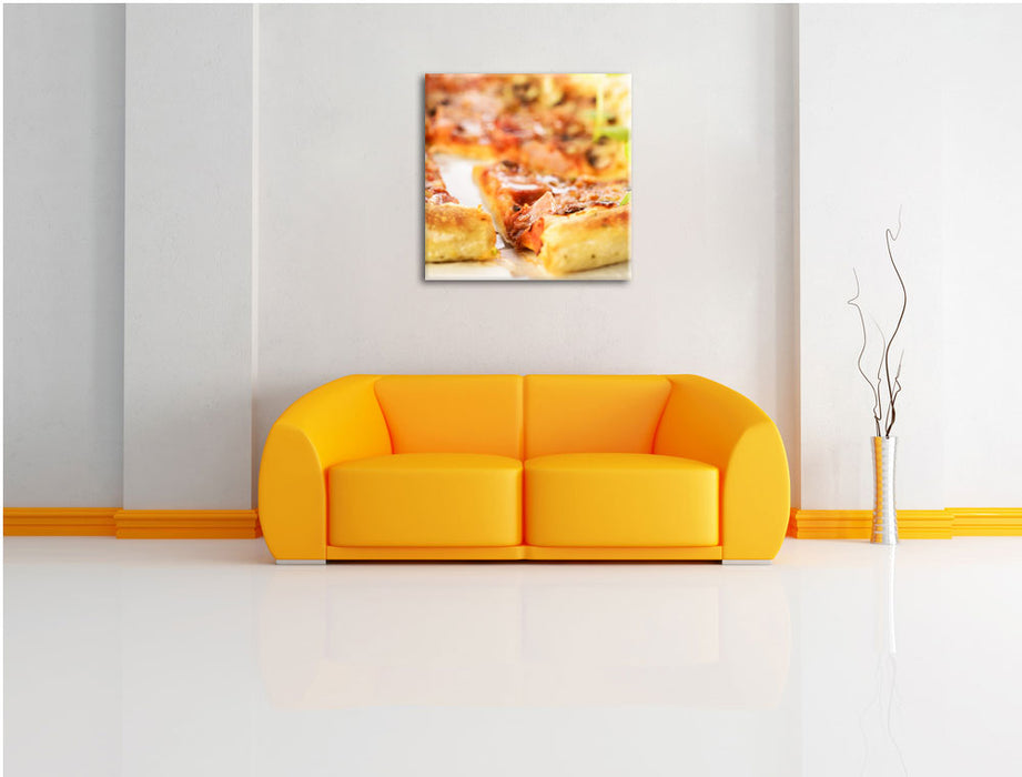 Frischgebackene Pizza Leinwandbild Quadratisch über Sofa