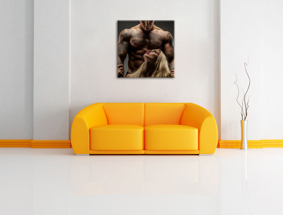Sexy Frau mit täowiertem Mann Leinwandbild Quadratisch über Sofa