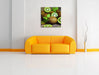 Kiwis auf Holztisch Leinwandbild Quadratisch über Sofa