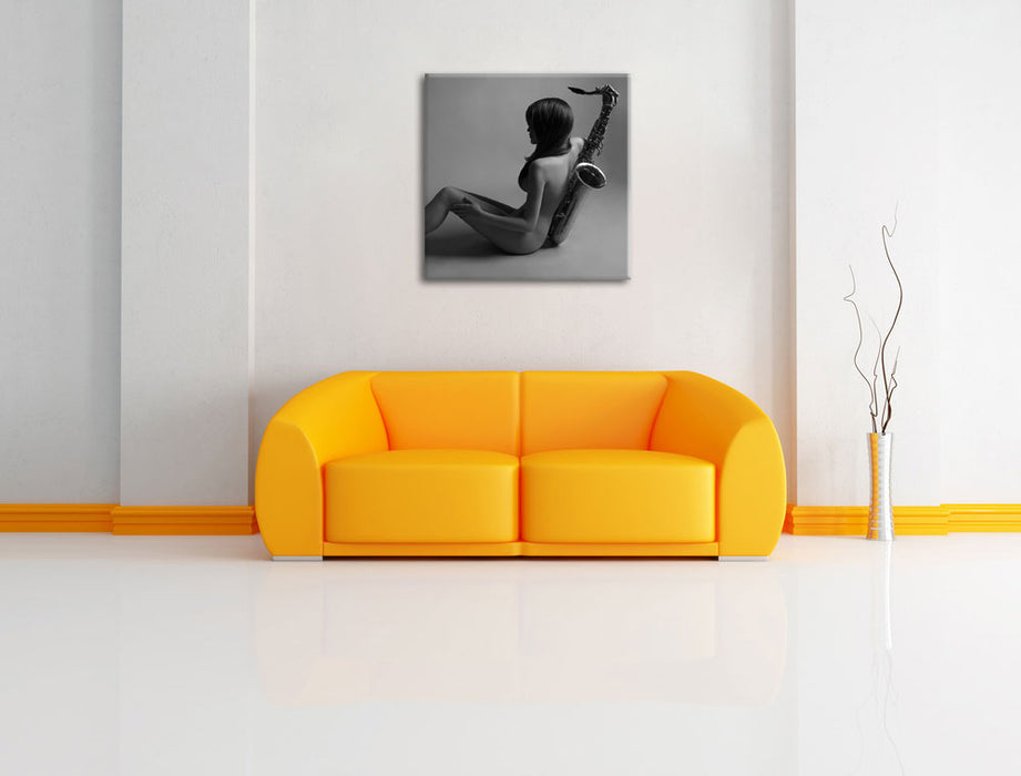 Attraktive Frau mit Saxophone Leinwandbild Quadratisch über Sofa