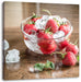 Erdbeeren in Eiswürfeln Leinwandbild Quadratisch