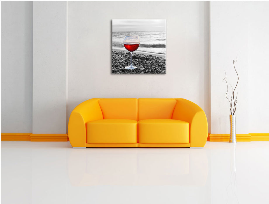 Weinglas am Strand Leinwandbild Quadratisch über Sofa