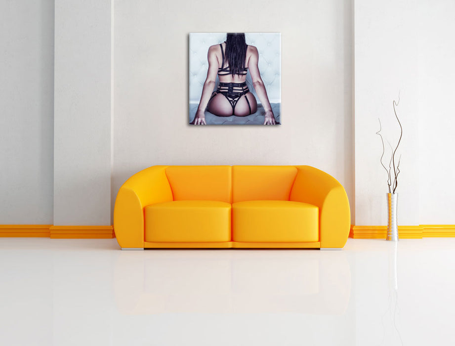 Brünette Frau in sexy Dessous Leinwandbild Quadratisch über Sofa