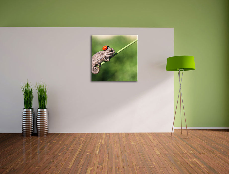 Süßer Gecko mit einem Marienkäfer Leinwand Quadratisch im Flur