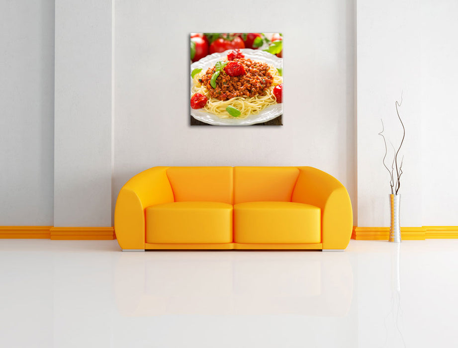 Spaghetti Bolognese auf dem Teller Leinwandbild Quadratisch über Sofa
