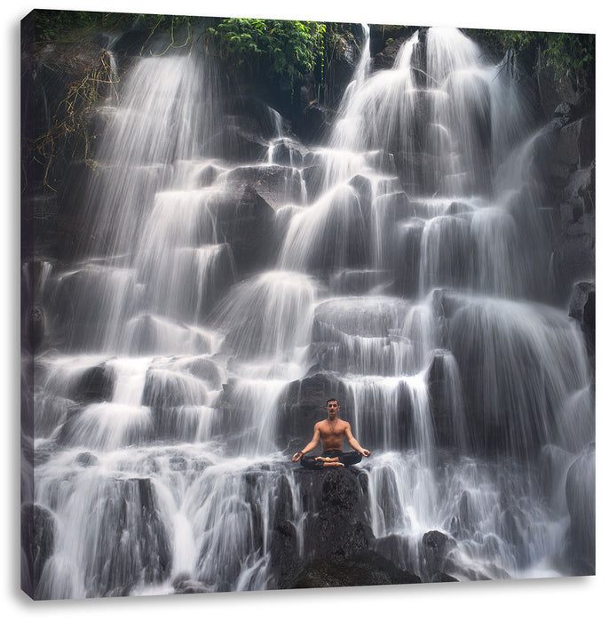 Yoga am Wasserfall in Bali Leinwandbild Quadratisch