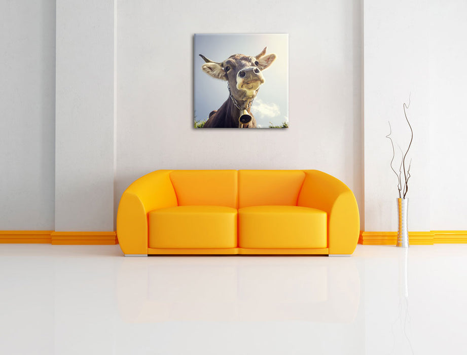 Lustiges Portrait einer Kuh Leinwandbild Quadratisch über Sofa