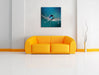 Wassertropfen an Pusteblume Leinwandbild Quadratisch über Sofa