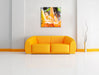 schöne orangene Lilien Leinwandbild Quadratisch über Sofa