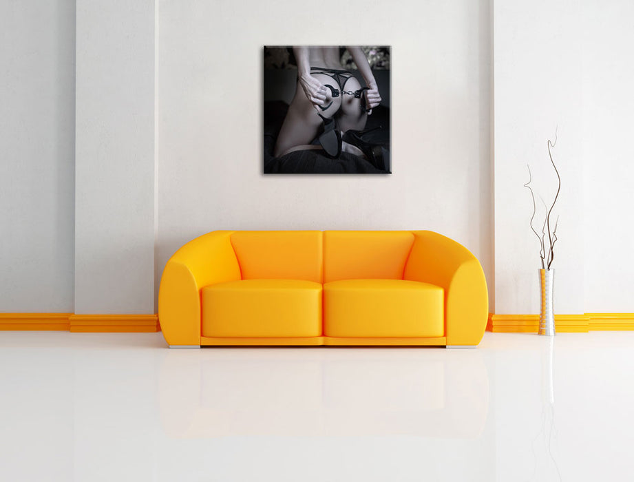 Frauenpo mit Handschellen Leinwandbild Quadratisch über Sofa