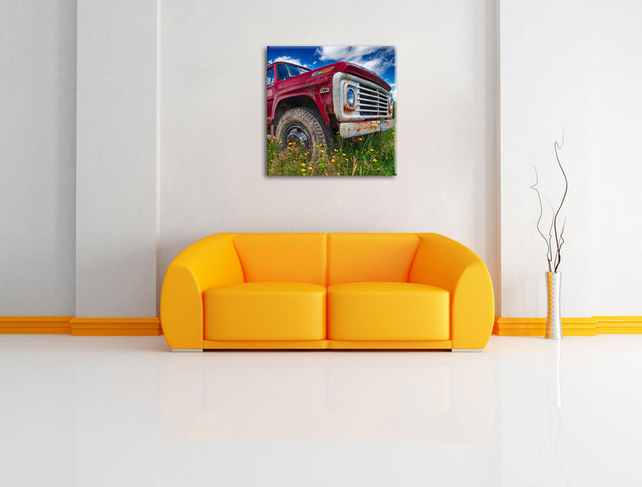 USA Truck auf Blumenwiese Leinwandbild Quadratisch über Sofa