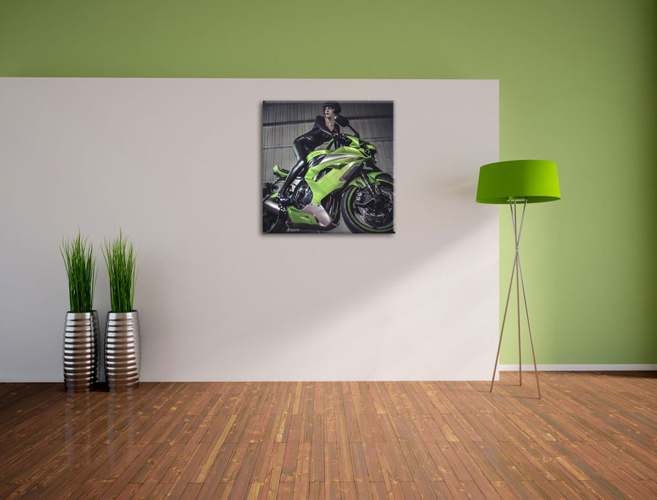 Sexy Neon grünes Bike mit Model Leinwand Quadratisch im Flur