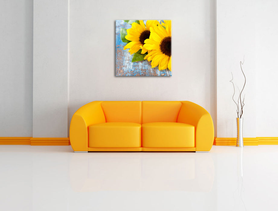 Sonnenblumen auf Holztisch Leinwandbild Quadratisch über Sofa