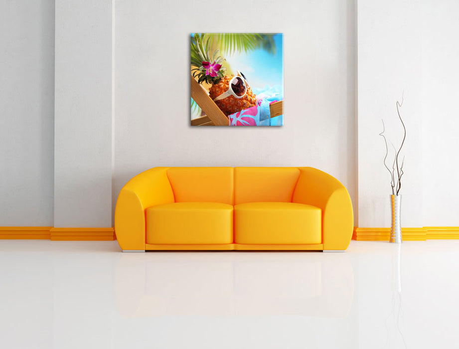 Ananas macht Urlaub Leinwandbild Quadratisch über Sofa